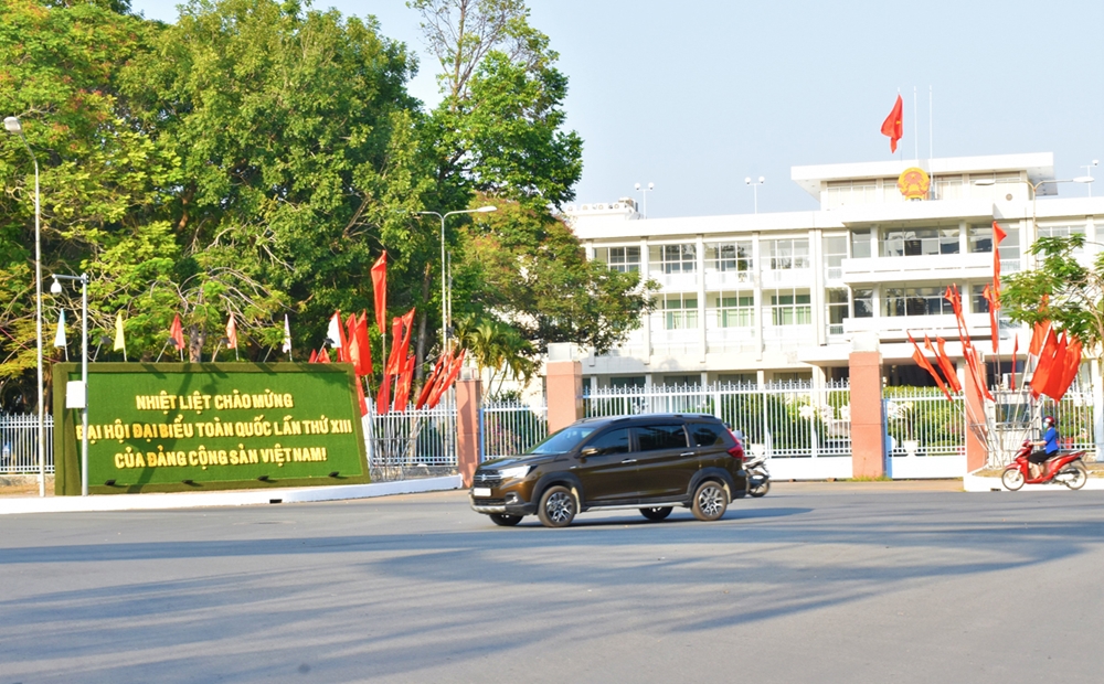 Ngay từ cửa ngõ vào thành phố Cần Thơ, nhiều cờ phướn, băng rôn được trang hoàng chào mừng Đại hội Đảng.
